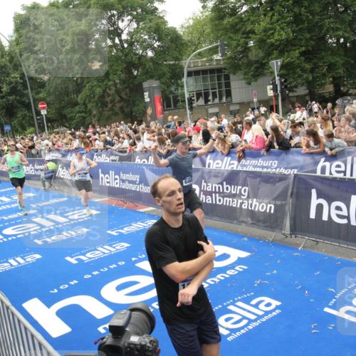 29.06.2025 - hella hamburg halbmarathon Michael Strokosch http://msf.ph/oto/8536516 29.06.2025 10:46:10 Ziel  meine-sportfotos.de