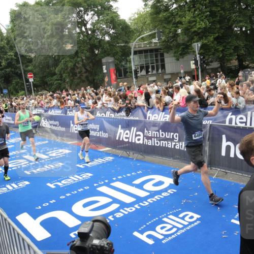 29.06.2025 - hella hamburg halbmarathon Michael Strokosch http://msf.ph/oto/8536518 29.06.2025 10:46:10 Ziel  meine-sportfotos.de