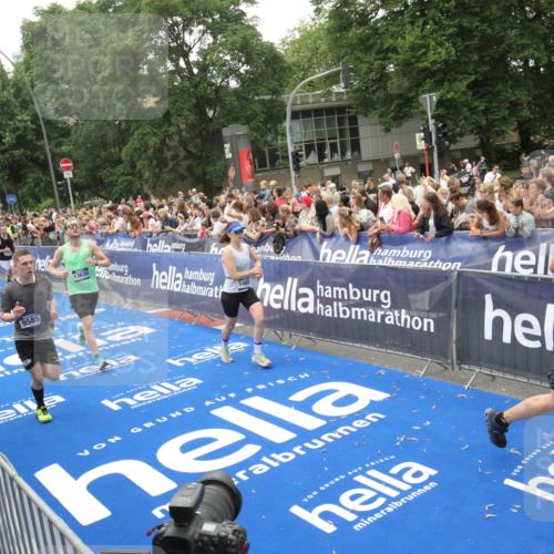 29.06.2025 - hella hamburg halbmarathon Michael Strokosch http://msf.ph/oto/8536519 29.06.2025 10:46:11 Ziel  meine-sportfotos.de