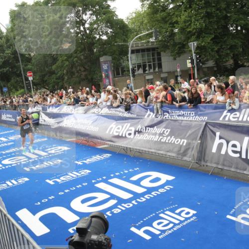 29.06.2025 - hella hamburg halbmarathon Michael Strokosch http://msf.ph/oto/8536520 29.06.2025 10:27:48 Ziel  meine-sportfotos.de