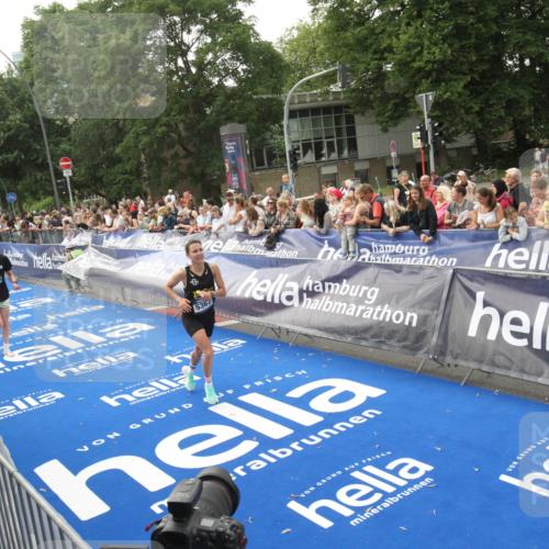 29.06.2025 - hella hamburg halbmarathon Michael Strokosch http://msf.ph/oto/8536525 29.06.2025 10:27:49 Ziel  meine-sportfotos.de
