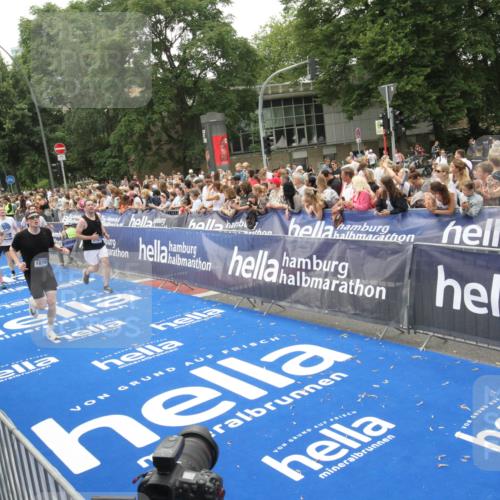 29.06.2025 - hella hamburg halbmarathon Michael Strokosch http://msf.ph/oto/8536531 29.06.2025 10:46:13 Ziel  meine-sportfotos.de