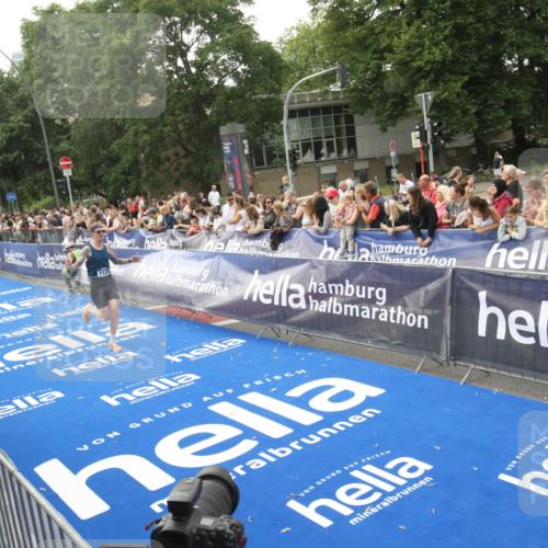 29.06.2025 - hella hamburg halbmarathon Michael Strokosch http://msf.ph/oto/8536532 29.06.2025 10:27:51 Ziel  meine-sportfotos.de