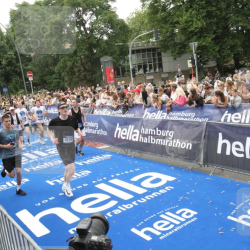 29.06.2025 - hella hamburg halbmarathon Michael Strokosch http://msf.ph/oto/8536535 29.06.2025 10:46:14 Ziel  meine-sportfotos.de