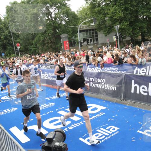 29.06.2025 - hella hamburg halbmarathon Michael Strokosch http://msf.ph/oto/8536537 29.06.2025 10:46:14 Ziel  meine-sportfotos.de