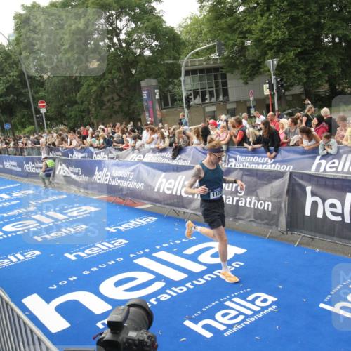 29.06.2025 - hella hamburg halbmarathon Michael Strokosch http://msf.ph/oto/8536538 29.06.2025 10:27:52 Ziel  meine-sportfotos.de