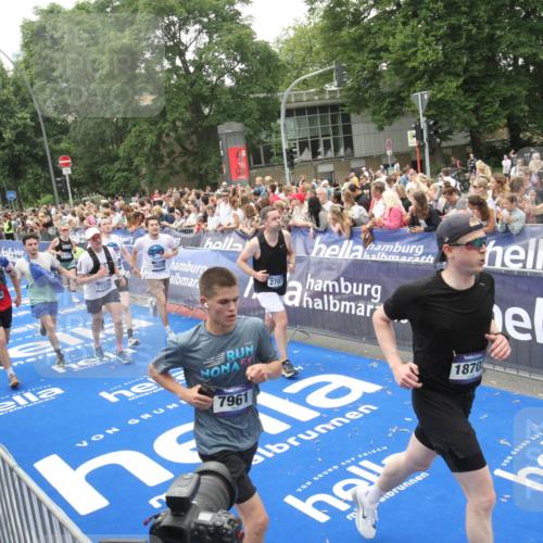 29.06.2025 - hella hamburg halbmarathon Michael Strokosch http://msf.ph/oto/8536539 29.06.2025 10:46:15 Ziel  meine-sportfotos.de