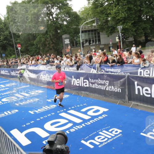 29.06.2025 - hella hamburg halbmarathon Michael Strokosch http://msf.ph/oto/8536540 29.06.2025 10:28:01 Ziel  meine-sportfotos.de