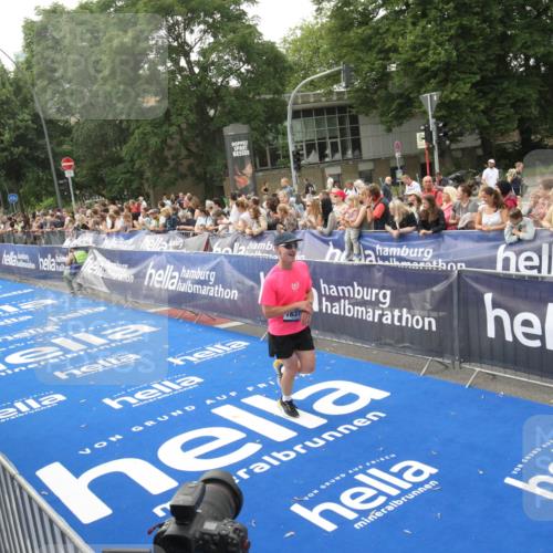 29.06.2025 - hella hamburg halbmarathon Michael Strokosch http://msf.ph/oto/8536543 29.06.2025 10:28:01 Ziel  meine-sportfotos.de
