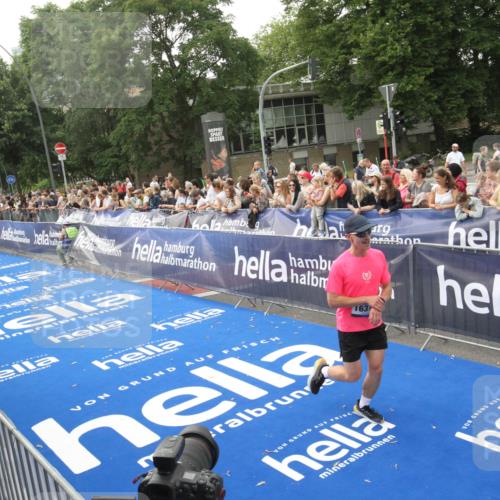 29.06.2025 - hella hamburg halbmarathon Michael Strokosch http://msf.ph/oto/8536545 29.06.2025 10:28:01 Ziel  meine-sportfotos.de