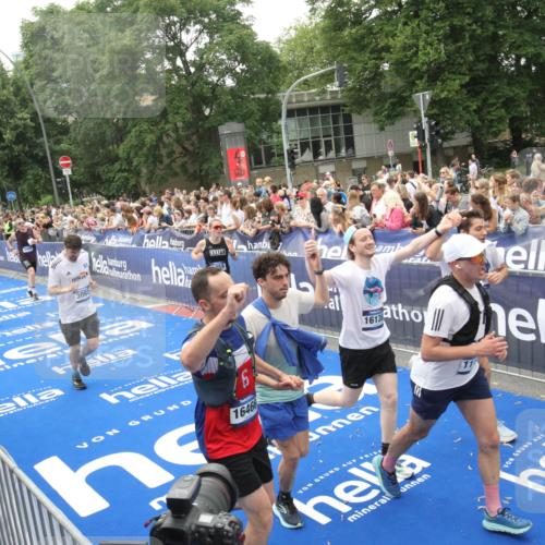 29.06.2025 - hella hamburg halbmarathon Michael Strokosch http://msf.ph/oto/8536547 29.06.2025 10:46:16 Ziel  meine-sportfotos.de