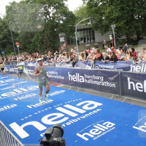 29.06.2025 - hella hamburg halbmarathon Michael Strokosch http://msf.ph/oto/8536548 29.06.2025 10:28:04 Ziel  meine-sportfotos.de
