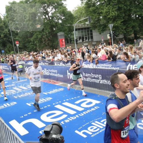 29.06.2025 - hella hamburg halbmarathon Michael Strokosch http://msf.ph/oto/8536549 29.06.2025 10:46:17 Ziel  meine-sportfotos.de