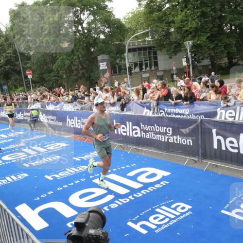 29.06.2025 - hella hamburg halbmarathon Michael Strokosch http://msf.ph/oto/8536550 29.06.2025 10:28:04 Ziel  meine-sportfotos.de
