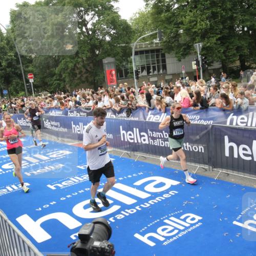 29.06.2025 - hella hamburg halbmarathon Michael Strokosch http://msf.ph/oto/8536551 29.06.2025 10:46:17 Ziel  meine-sportfotos.de