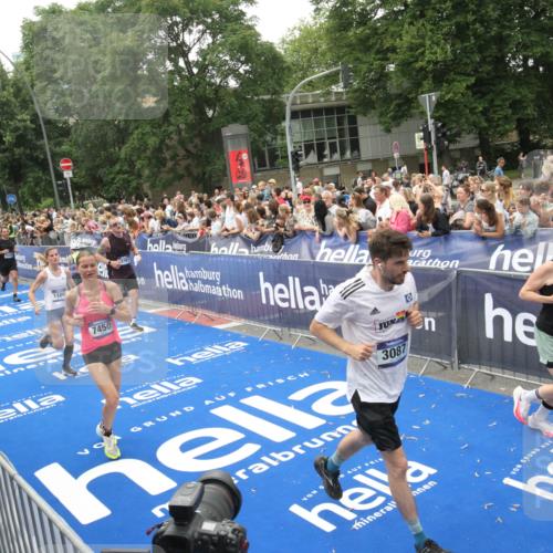 29.06.2025 - hella hamburg halbmarathon Michael Strokosch http://msf.ph/oto/8536553 29.06.2025 10:46:17 Ziel  meine-sportfotos.de