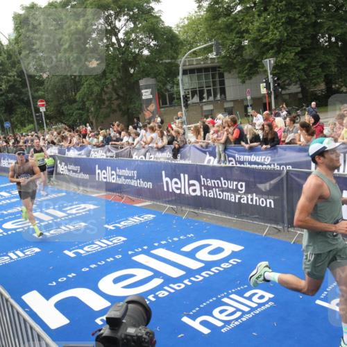 29.06.2025 - hella hamburg halbmarathon Michael Strokosch http://msf.ph/oto/8536554 29.06.2025 10:28:05 Ziel  meine-sportfotos.de