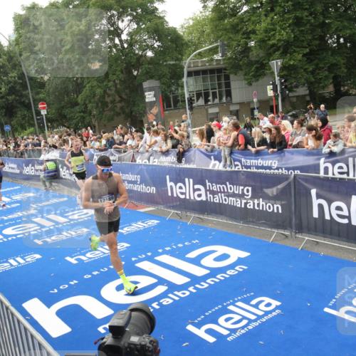 29.06.2025 - hella hamburg halbmarathon Michael Strokosch http://msf.ph/oto/8536556 29.06.2025 10:28:06 Ziel  meine-sportfotos.de