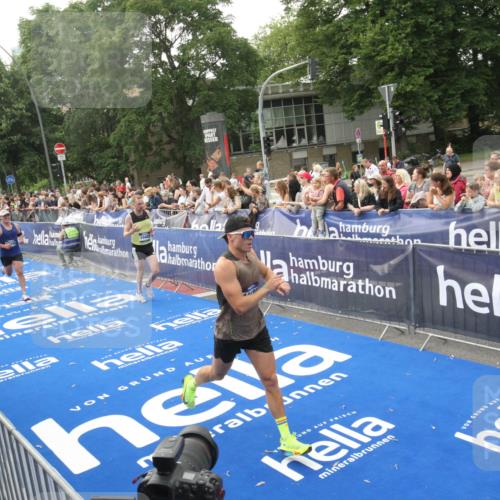 29.06.2025 - hella hamburg halbmarathon Michael Strokosch http://msf.ph/oto/8536558 29.06.2025 10:28:06 Ziel  meine-sportfotos.de