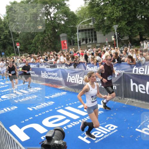 29.06.2025 - hella hamburg halbmarathon Michael Strokosch http://msf.ph/oto/8536559 29.06.2025 10:46:19 Ziel  meine-sportfotos.de
