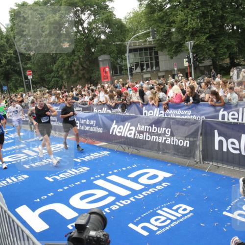 29.06.2025 - hella hamburg halbmarathon Michael Strokosch http://msf.ph/oto/8536560 29.06.2025 10:46:19 Ziel  meine-sportfotos.de