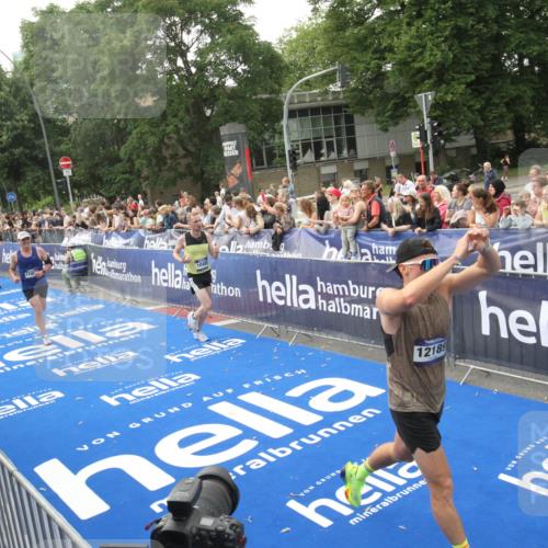 29.06.2025 - hella hamburg halbmarathon Michael Strokosch http://msf.ph/oto/8536561 29.06.2025 10:28:06 Ziel  meine-sportfotos.de