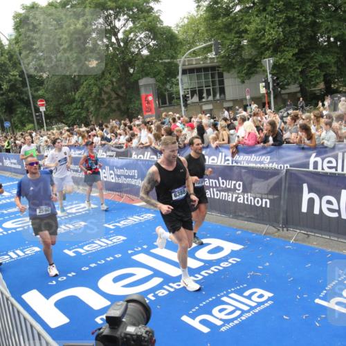 29.06.2025 - hella hamburg halbmarathon Michael Strokosch http://msf.ph/oto/8536564 29.06.2025 10:46:20 Ziel  meine-sportfotos.de
