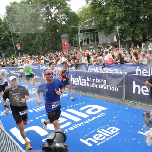 29.06.2025 - hella hamburg halbmarathon Michael Strokosch http://msf.ph/oto/8536568 29.06.2025 10:46:21 Ziel  meine-sportfotos.de