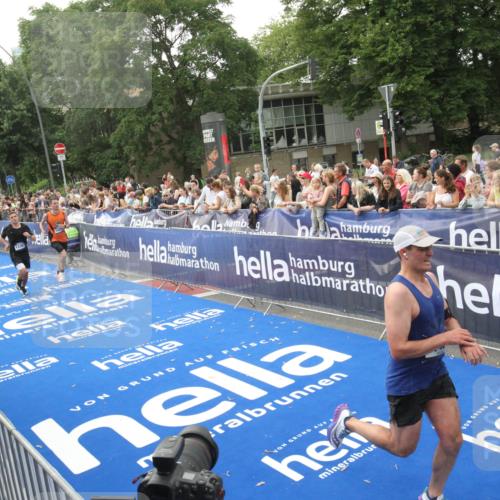 29.06.2025 - hella hamburg halbmarathon Michael Strokosch http://msf.ph/oto/8536571 29.06.2025 10:28:08 Ziel  meine-sportfotos.de