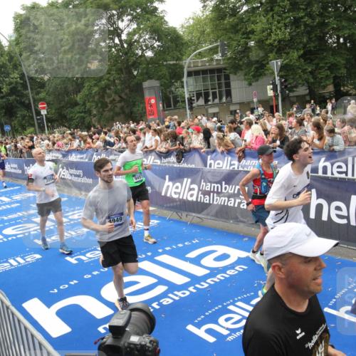 29.06.2025 - hella hamburg halbmarathon Michael Strokosch http://msf.ph/oto/8536572 29.06.2025 10:46:22 Ziel  meine-sportfotos.de