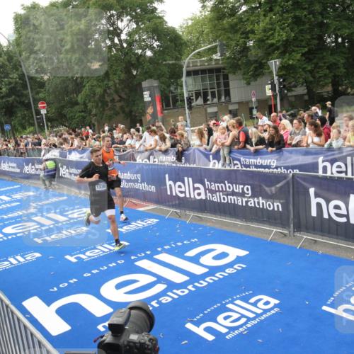 29.06.2025 - hella hamburg halbmarathon Michael Strokosch http://msf.ph/oto/8536573 29.06.2025 10:28:09 Ziel  meine-sportfotos.de