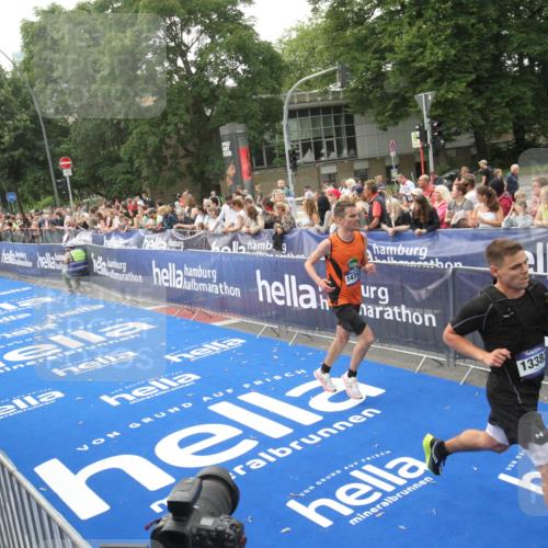29.06.2025 - hella hamburg halbmarathon Michael Strokosch http://msf.ph/oto/8536580 29.06.2025 10:28:10 Ziel  meine-sportfotos.de