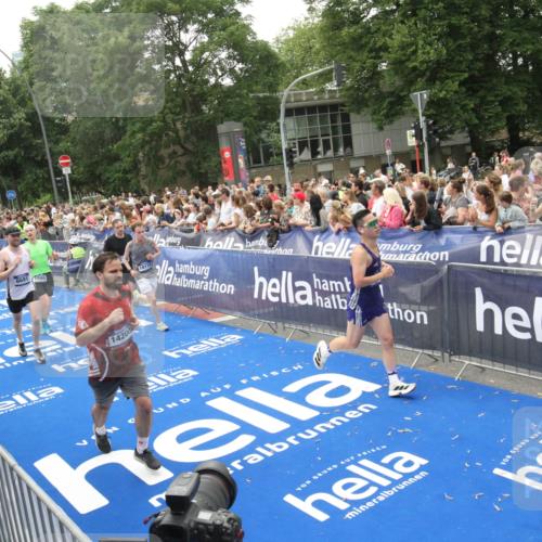 29.06.2025 - hella hamburg halbmarathon Michael Strokosch http://msf.ph/oto/8536583 29.06.2025 10:46:25 Ziel  meine-sportfotos.de