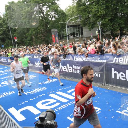 29.06.2025 - hella hamburg halbmarathon Michael Strokosch http://msf.ph/oto/8536587 29.06.2025 10:46:26 Ziel  meine-sportfotos.de