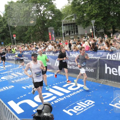 29.06.2025 - hella hamburg halbmarathon Michael Strokosch http://msf.ph/oto/8536589 29.06.2025 10:46:27 Ziel  meine-sportfotos.de