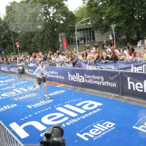 29.06.2025 - hella hamburg halbmarathon Michael Strokosch http://msf.ph/oto/8536590 29.06.2025 10:28:13 Ziel  meine-sportfotos.de