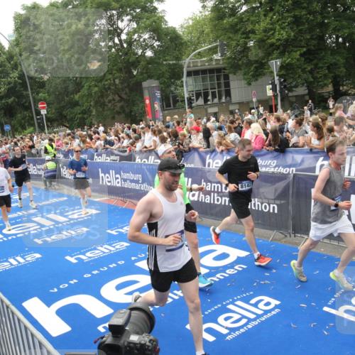 29.06.2025 - hella hamburg halbmarathon Michael Strokosch http://msf.ph/oto/8536591 29.06.2025 10:46:27 Ziel  meine-sportfotos.de