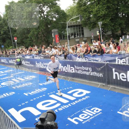 29.06.2025 - hella hamburg halbmarathon Michael Strokosch http://msf.ph/oto/8536592 29.06.2025 10:28:13 Ziel  meine-sportfotos.de
