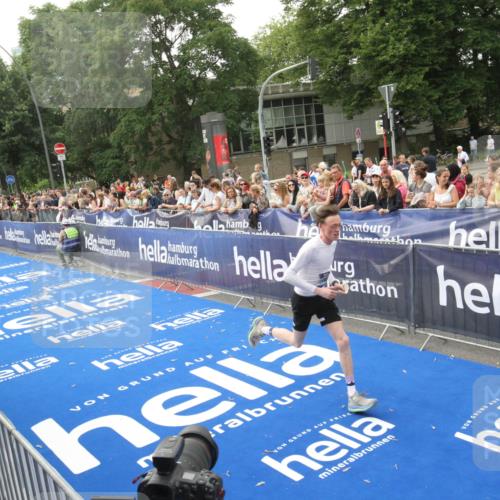 29.06.2025 - hella hamburg halbmarathon Michael Strokosch http://msf.ph/oto/8536594 29.06.2025 10:28:13 Ziel  meine-sportfotos.de