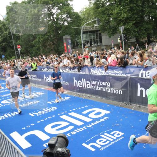 29.06.2025 - hella hamburg halbmarathon Michael Strokosch http://msf.ph/oto/8536595 29.06.2025 10:46:28 Ziel  meine-sportfotos.de