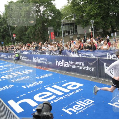 29.06.2025 - hella hamburg halbmarathon Michael Strokosch http://msf.ph/oto/8536596 29.06.2025 10:28:14 Ziel  meine-sportfotos.de