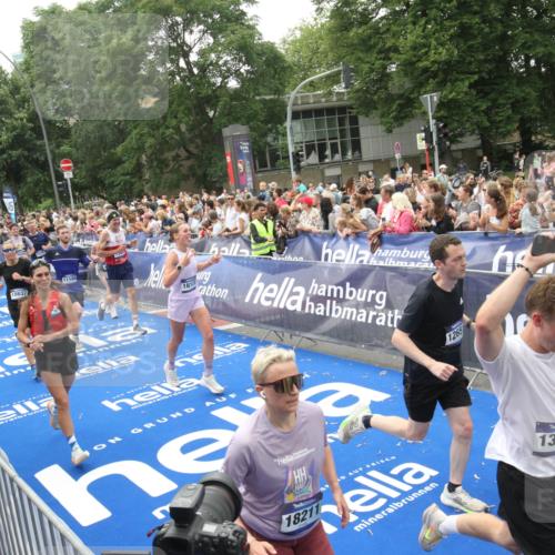 29.06.2025 - hella hamburg halbmarathon Michael Strokosch http://msf.ph/oto/8536601 29.06.2025 10:46:29 Ziel  meine-sportfotos.de