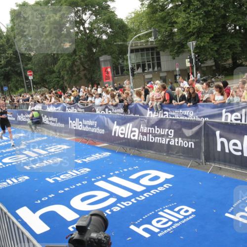 29.06.2025 - hella hamburg halbmarathon Michael Strokosch http://msf.ph/oto/8536602 29.06.2025 10:28:20 Ziel  meine-sportfotos.de