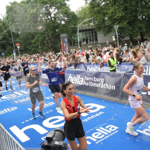 29.06.2025 - hella hamburg halbmarathon Michael Strokosch http://msf.ph/oto/8536605 29.06.2025 10:46:30 Ziel  meine-sportfotos.de
