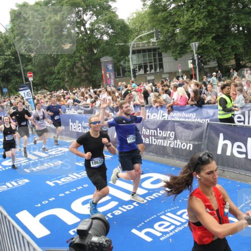 29.06.2025 - hella hamburg halbmarathon Michael Strokosch http://msf.ph/oto/8536607 29.06.2025 10:46:31 Ziel  meine-sportfotos.de