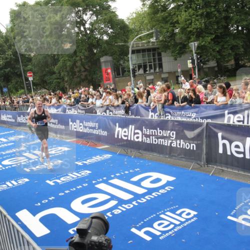 29.06.2025 - hella hamburg halbmarathon Michael Strokosch http://msf.ph/oto/8536608 29.06.2025 10:28:21 Ziel  meine-sportfotos.de