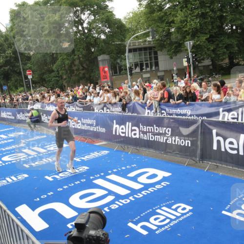 29.06.2025 - hella hamburg halbmarathon Michael Strokosch http://msf.ph/oto/8536610 29.06.2025 10:28:21 Ziel  meine-sportfotos.de