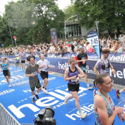 29.06.2025 - hella hamburg halbmarathon Michael Strokosch http://msf.ph/oto/8536619 29.06.2025 10:46:33 Ziel  meine-sportfotos.de