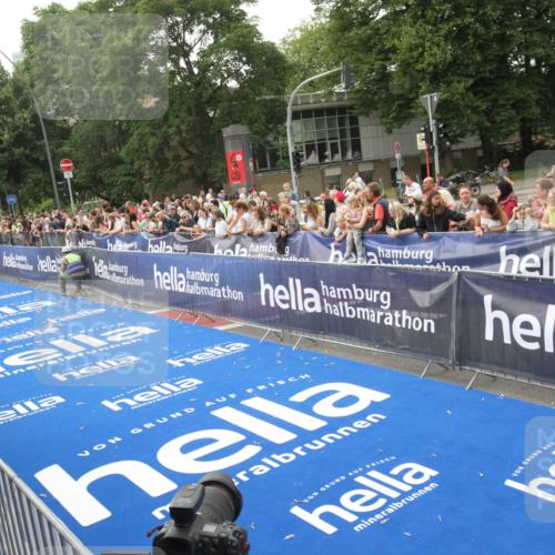 29.06.2025 - hella hamburg halbmarathon Michael Strokosch http://msf.ph/oto/8536620 29.06.2025 10:28:23 Ziel  meine-sportfotos.de