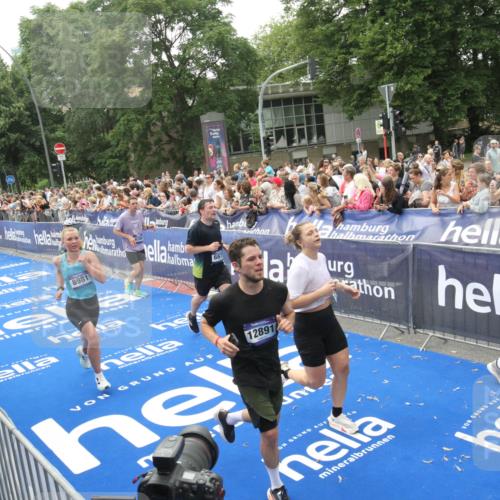 29.06.2025 - hella hamburg halbmarathon Michael Strokosch http://msf.ph/oto/8536621 29.06.2025 10:46:33 Ziel  meine-sportfotos.de